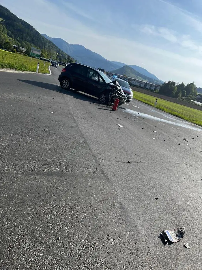 Die Autos kamen mitten auf der Kreuzung zum Stehen