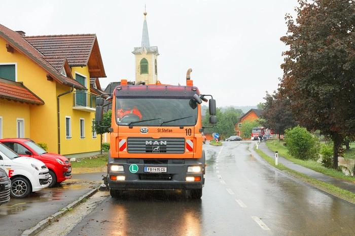 Auch war das Hochwasser inzwischen wieder weitgehend zurückgegangen.