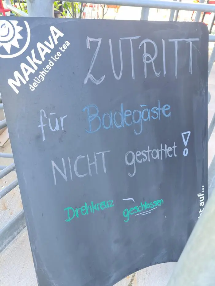Diese Tafel ist beim ehemaligen Durchgang im Bereich des Drehkreuzes zu finden