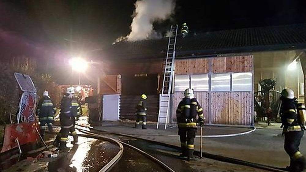 Die Feuerwehr verhinderte, dass der Brand die Wirtschaftshalle vernichtete