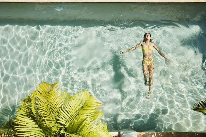 3. Zu heiß für Bewegung? Dann tauchen Sie ab. Die beste Tageszeit für einige Schwimmlängen im Wasser ist am Morgen. Im Wasser ist man nur ein Siebentel so schwer wie an Land, das schont die Gelenke und macht Schwimmen damit zu einer der gesündesten Sportarten. Rückenschwimmen ist der gesündeste Schwimmstil: Körper und Atmung sind entspannt, die Wirbelsäule wird entlastet, die Bauchmuskeln werden beansprucht.Brustschwimmen ist die beliebteste Schwimmtechnik, birgt aber auch das größte Fehlerpotenzial. Den Kopf nur zum Atmen aus dem Wasser heben!