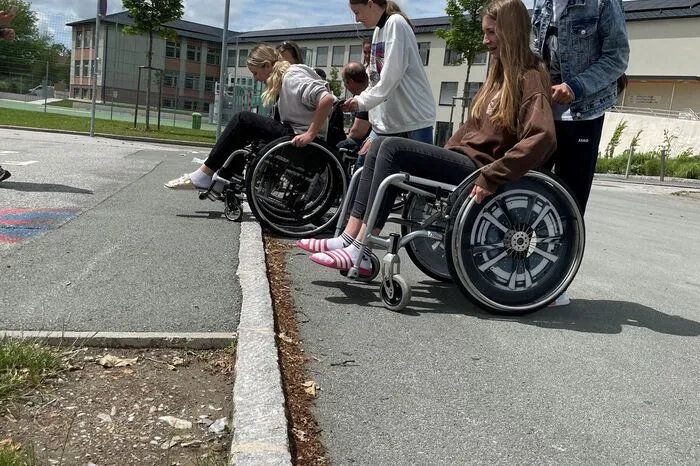 Später konnten die Schülerinnen und Schüler selbst herausfinden, was die alltäglichen Probleme eines Rollstuhlfahrers sind.