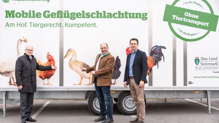 Landesrat Hans Seitinger (links), Maschinenring-Obmann Josef Wumbauer und Maschinenring-Geschäftsführer Mario Hütter präsentierten den landesweit ersten mobilen Geflügelschlachthof auf einem Anhänger.