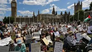 August 9, 2025, London, United Kingdom: Protesters gather holding placards saying I oppose genocide. I support Palestine Action during the demonstration. Following the Home Secretary s order to proscribe Palestine Action as a terrorist organisation, over 500 supporters organised by Defend Our Juriesgatheredr to sit down in Parliament Square holding signs saying, I oppose genocide. I support Palestine Action and dared the police to arrest them all. London United Kingdom - ZUMAs197 20250809_aaa_s197_260 Copyright: xMartinxPopex