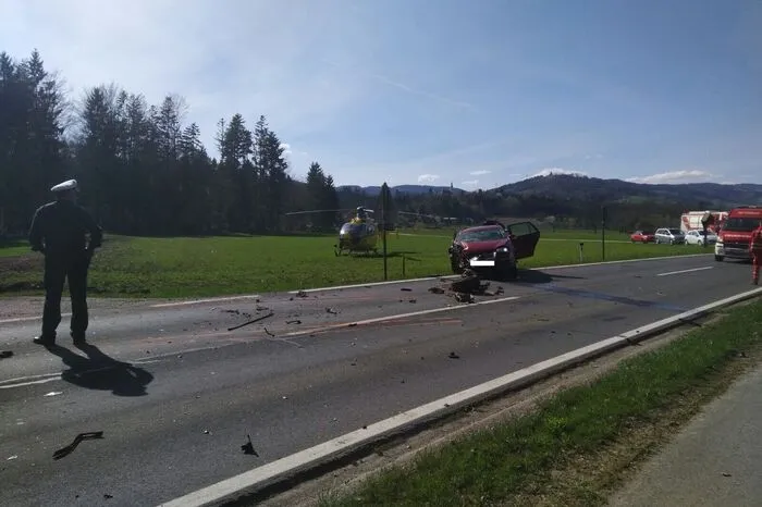 Der Team des Rettungshubschraubers C12 brachte die verletzte Beifahrerin ins UKH Graz