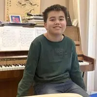 Bis heute übt Lukas auf dem Klavier, das damals über Willhaben verschenkt wurde