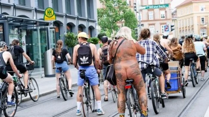 Mehr oder weniger bekleidete Personen traten...