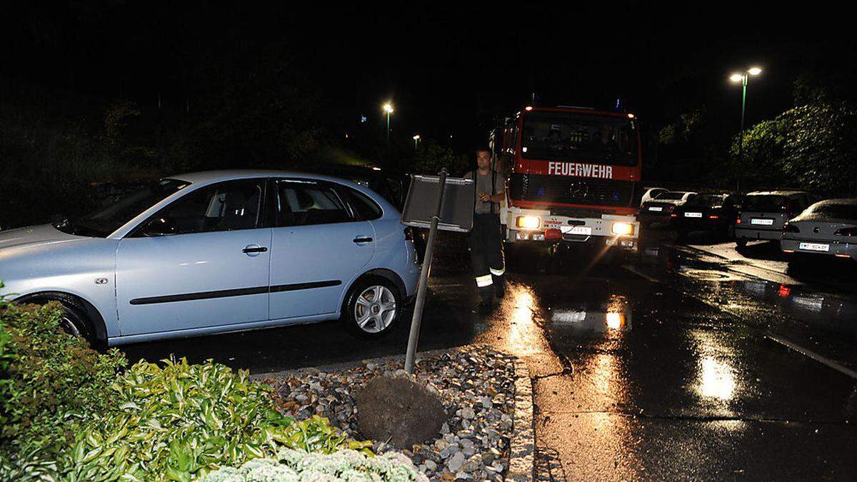 Ein Verkehrszeichen war auf ein Auto gestürzt