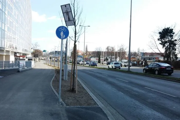 Ab dem neuen Studentenheim (links) wird es wieder zu einem gemischten Geh- und Radweg.