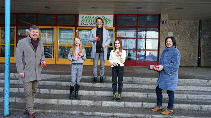 Bei der Preisverleihung: Bürgermeister Gerhard Pirih, Gewinnerin Celine Laggner, Lehrer Hans-Jörg Unterkofler, Gewinnerin Nina Kucher und Direktorin Annegret Truntschnig (von links)