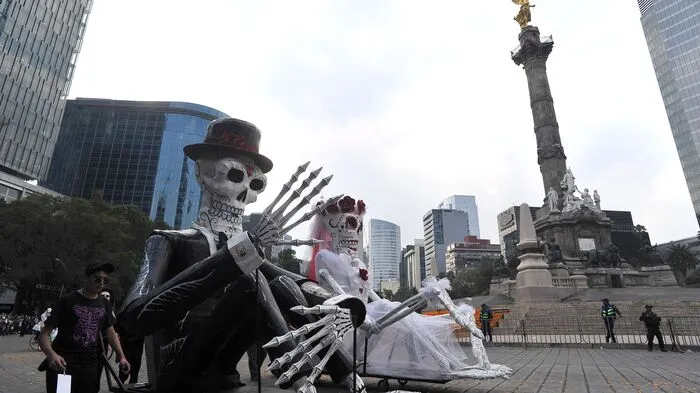 Tanzende Totenschädel und Skelette: In Mexiko haben am Samstag die Feierlichkeiten zum "Tag der Toten" begonnen.