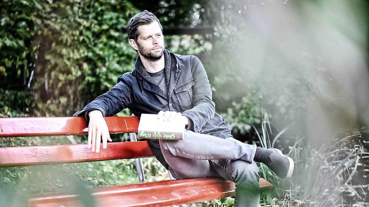 John Wray im Garten des Hauses in Friesach, das seit Generationen im Besitz der Familie ist