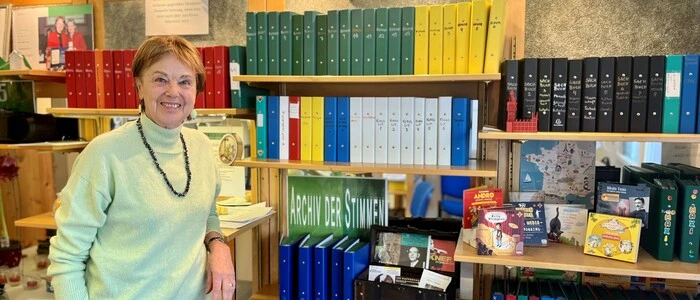 Christa Wiener-Pucher vor einem Teil des Angebots