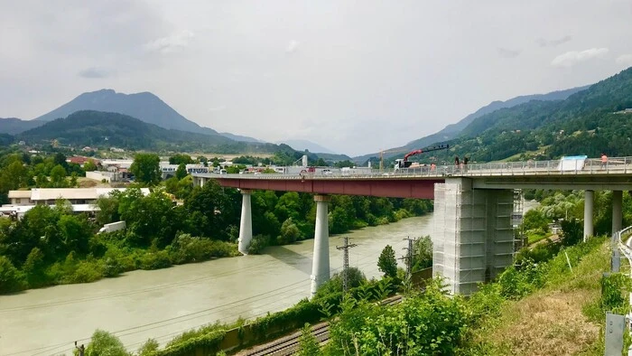 Die Ableitung des Gesamtverkehrs in Fahrtrichtung nach Spittal ist kurz vor der Brücke auf die L37 Ferndorfer Straße (Rennsteiner Straße) festgelegt. Von dort erfolgt die Weiterleitung über die L37 bis nach Gummern und dort weiter über die L43 (Draubrücke Gummern) bis zur B100 (Kreisverkehr). Bauende ist für Ende September vorgesehen.