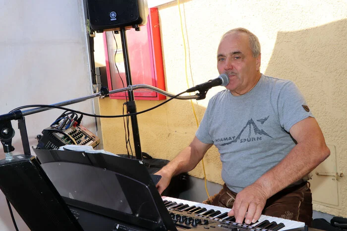 Musikalisch umrahmte der Alleinunterhalter Karl „Charly“ Sabitzer das bis auf den letzten Platz gefüllten Rüsthaus.