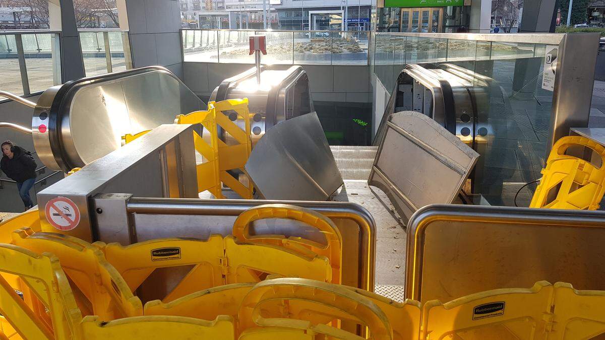 Bahnhofsrolltreppe steht still