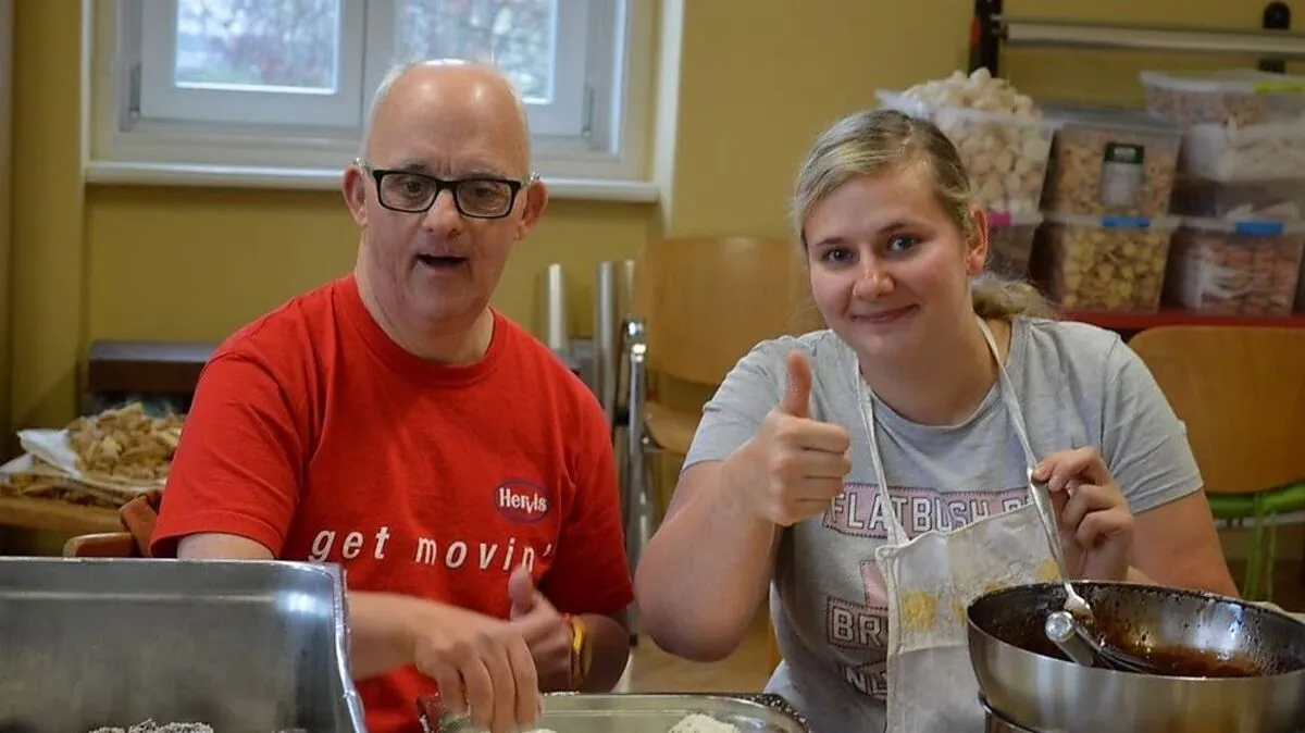 Tannenduft durchzieht die Werkstätte. Hier werden Adventkränze gebunden und Gestecke gebastelt. Auch das Backen macht sichtlich Spaß. 
