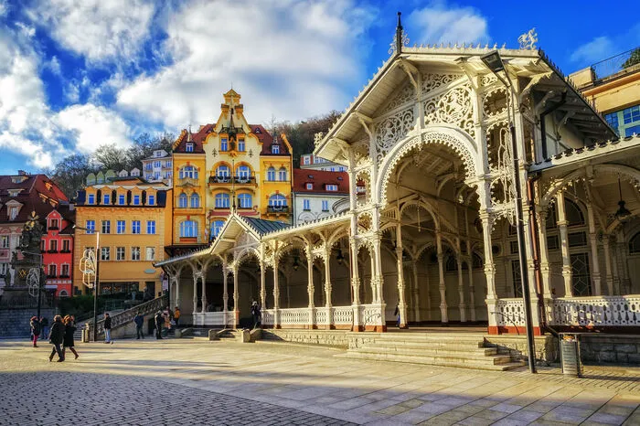 Karlsbad: Zwölf Heilwasserquellen und eine elegante Architektur: Nach der Wiedererweckung des Kurorts im Westen von Tschechien pilgern Deutsche und Russen gleichermaßen gern nach Karlsbad. Die Thermalquellen in Böhmen erwiesen sich im 19. Jahrhundert als Hotspot der k. & k. Monarchie.