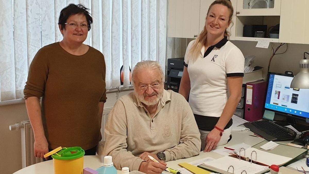 Engelbert Frühwirth mit seiner Frau Anita und Tochter Bettina in der Ordination in Halbenrain