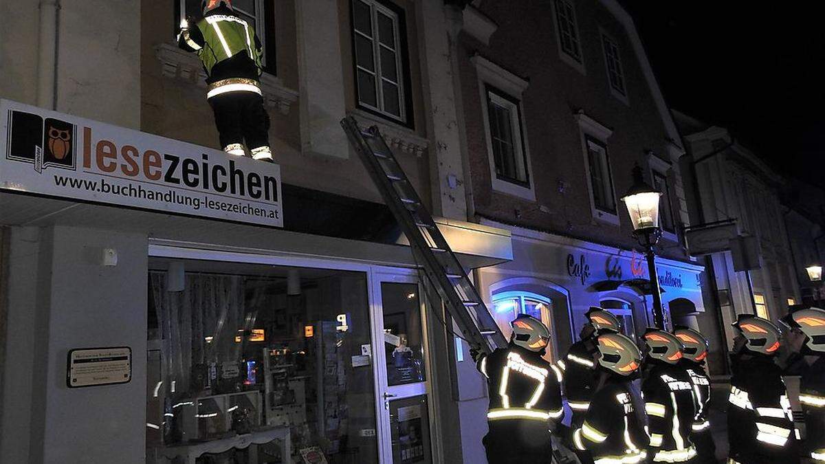 Die Freiwillige Feuerwehr Voitsberg gelangte mit der Schiebeleiter zu einem Fenster der Wohnung