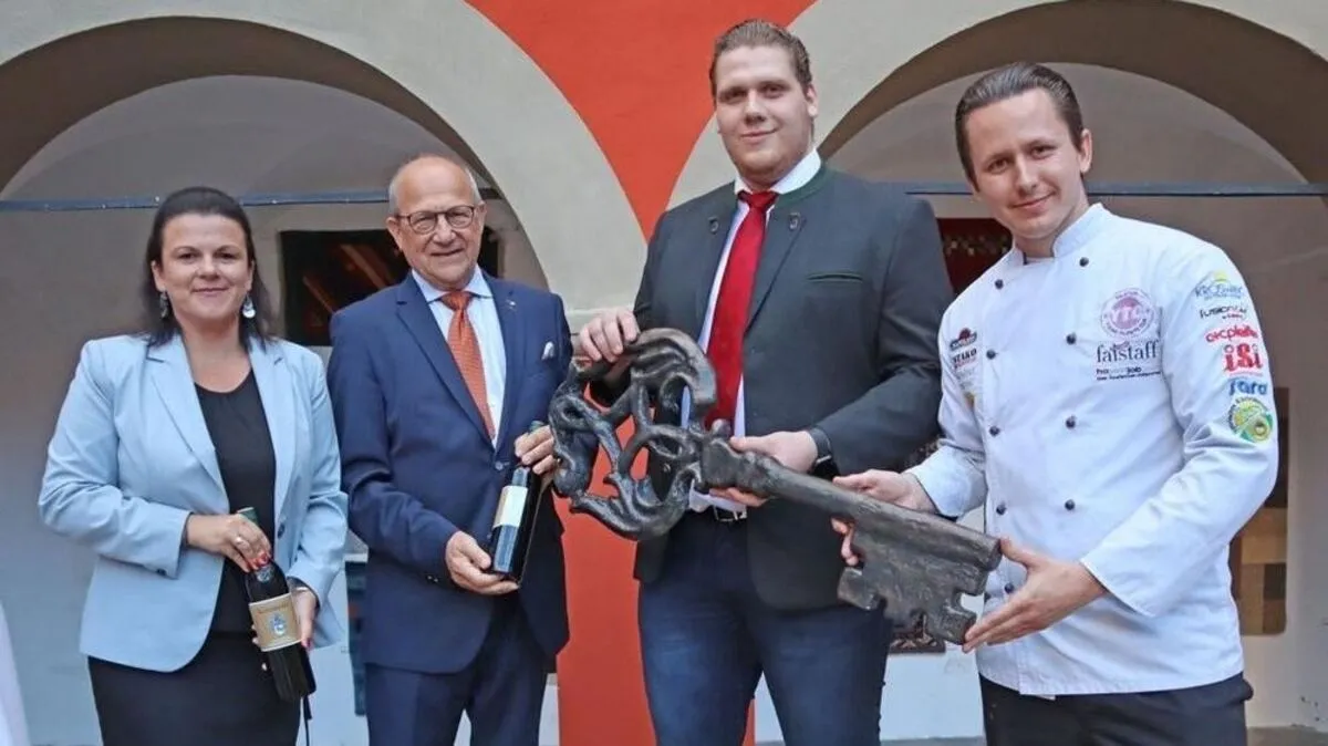 Sonja Skalnik (Schlossverwaltung) und Schlossherr Andreas Bardeau übergeben den Schlüssel an die neuen Schlosswirte Michael Kinelly und Gottfried Broz