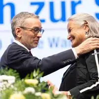 FPÖ-Chef Kickl überreicht der Witwe Jörg Haiders ein eigens erfundenes Verdienstzeichen