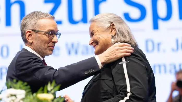 FPÖ-Chef Kickl überreicht der Witwe Jörg Haiders ein eigens erfundenes Verdienstzeichen