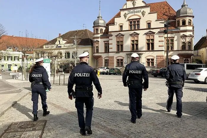 Die Bezirkshauptmannschaft führte gemeinsam mit der Polizei in Hartberg-Fürstenfeld Corona-Schwerpunkt-Kontrollen durch. Am Donnerstagvormittag wurden drei Mitarbeiter eines Imbisslokales angezeigt und Friseure überprüft. >> Zum Artikel <<