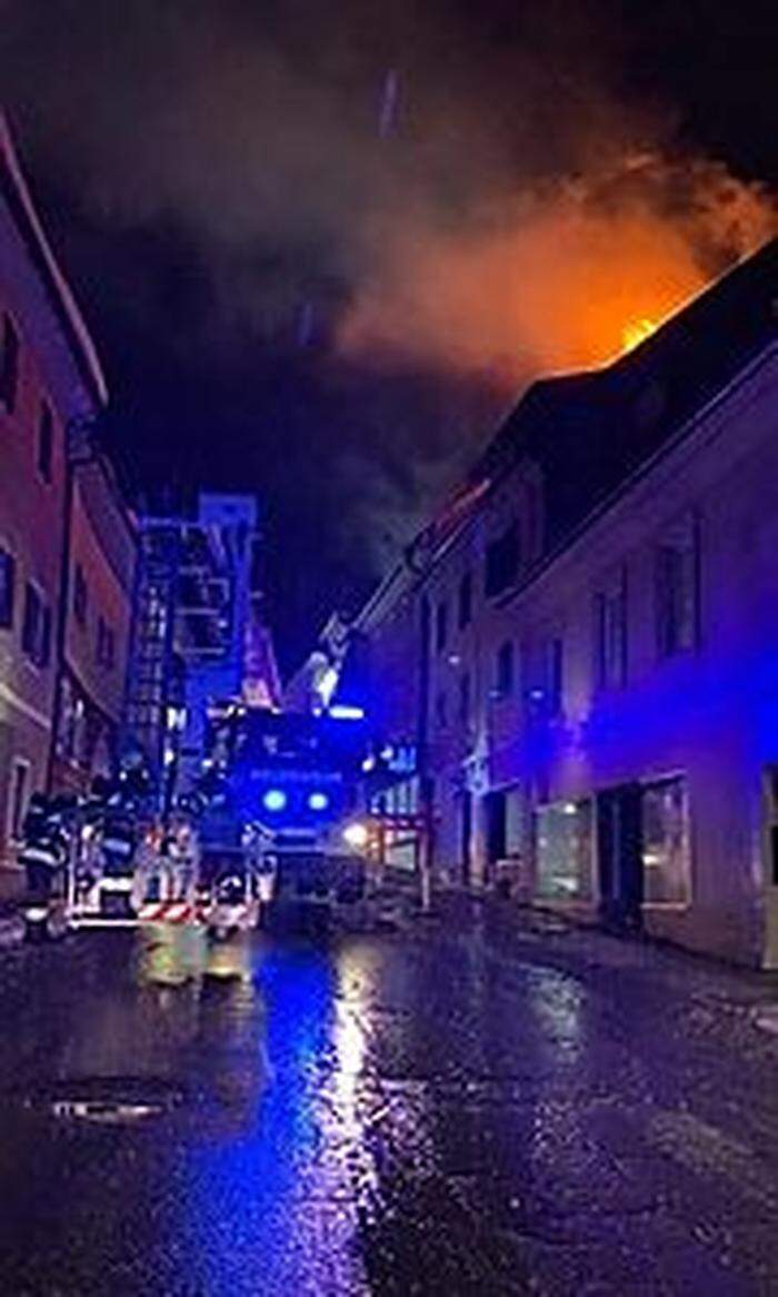 Acht freiwillige Feuerwehren standen in Greifenburg im Einsatz