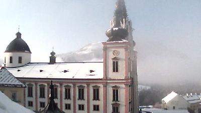 Mariazell im verschneiten Montagmorgennebel