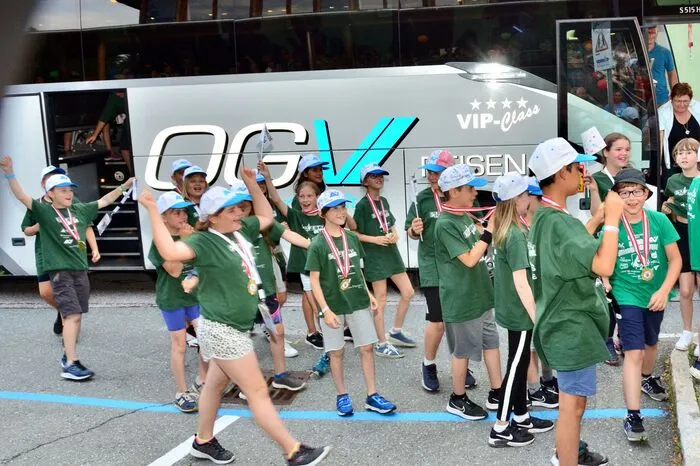 Begleitet von den Blaulichtorganisationen wurde der Bus vor der VS Hermagor von einer großen Fangemeinde empfangen und die Kinder frenetisch gefeiert.