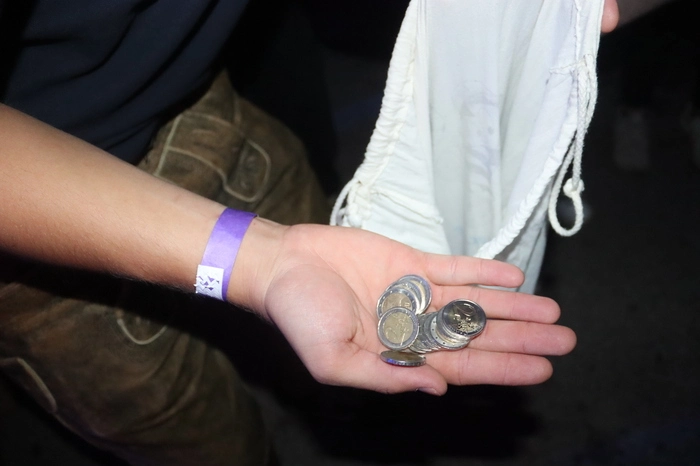 Das wahre Zahlungsmittel dieses Abends - 2 Euro - Münzen!