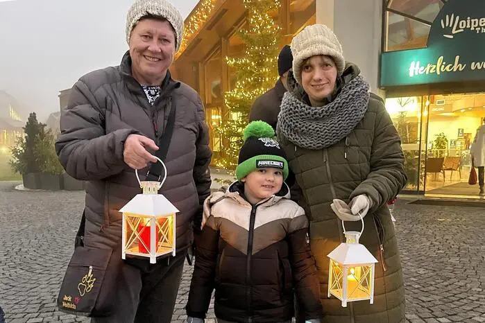 Gestartet wurde vom Dorfadvent im Ortszentrum und beim Vorplatz des Thermenresorts, der zauberhafte Abendspaziergang führte auch zur Vino.Take von Wolfgang und Ursula Kowald. 