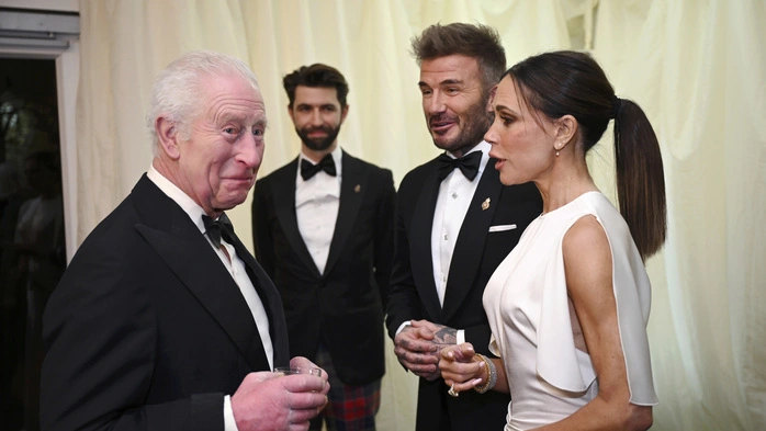 Der britische König Charles III. spricht mit David Beckham und Victoria Beckham während eines Abendessens im Highgrove House