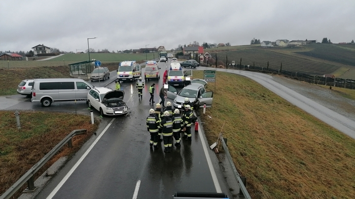Drei Personen wurden durch die Frontalkollision verletzt