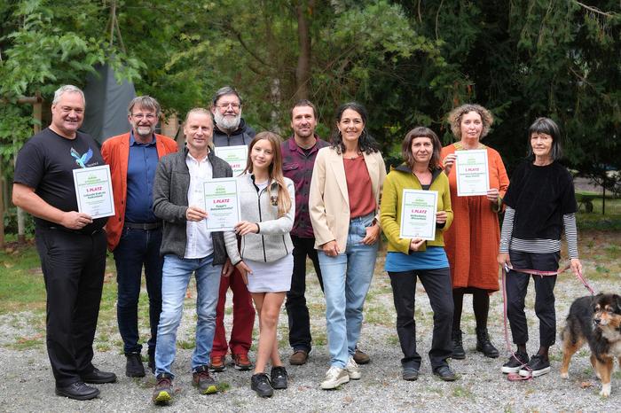 Die Gewinnerinnen und Gewinner der jeweiligen Kategorien mit Bernard Wieser (l.) vom Blaurackenverein, Landwirtschaftssprecher Andreas Lackner (2.v.l.) und Klubobfrau Sandra Krautwaschl (4.v.r.)