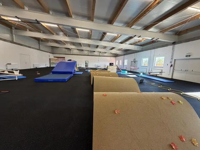Blick in die neue Turnhalle, für die erste Turnstunde ist alles bereit