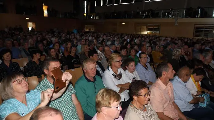 Bis auf den letzten Platz war die Ottersbachhalle bei der Schlagermania-Nacht gefüllt
