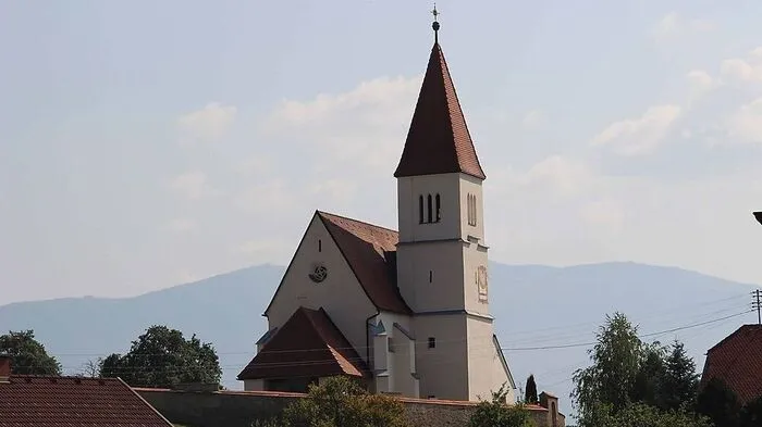 Traditionell begann der Kirchtag mit der Heiligen Messe, die von Pater Bruno Arava zelebriert wurde.