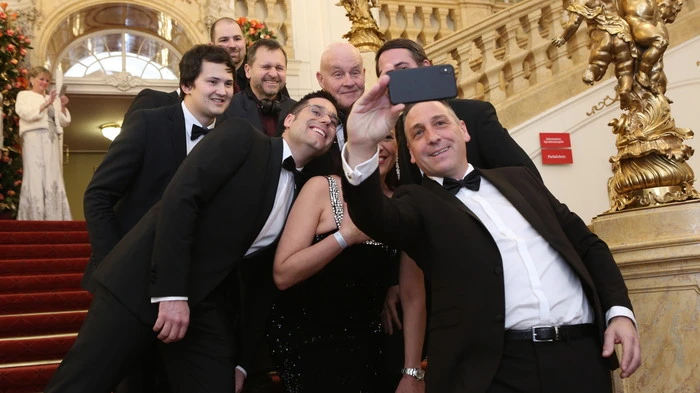 2500 Gäste werden bei der Opernredoute erwartet. Vor dem Ansturm machte das ORF-Team noch rasch ein Selfie auf der Stiege ..