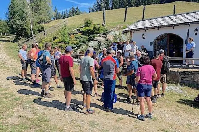 Zahlreiche Mitglieder des aktuell 180-köpfigen Fanclubs des erfolgreichen Murtaler Speed-Weltcupläufers haben gemeinsam mit „Steff“ die Wanderschuhe geschnürt, um vom Schwimmbad Kleinlobming über Sonnberg und Hachegger zum Almfest der ESV Knittelfeld-Skisportsektion bei Ernst Gföller vulgo Kalchbauer zu wandern. 