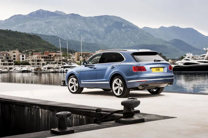 Der Bentayga Diesel steht der Version mit dem W12 nämlich nominell in nichts nach: Herzstück des Luxus-Diesel-SUV ist ein 4-Liter-V8-Triturbo mit 435 PS und einem Drehmoment von 900 Newtonmetern, das ab 1000 Umdrehungen pro Minute anliegt. Damit erreicht der Bentayga eine Höchstgeschwindigkeit von 270 km/h und beschleunigt in nur 4,8 Sekunden von 0 auf 100 km/h. Gekoppelt ist das Triebwerk an das berühmte Achtgang-Automatikgetriebe von ZF.