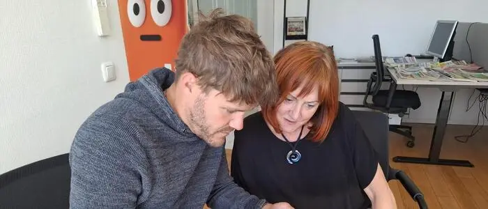 Viktor Gluttig von „Logo Jugendmanagement“ und Elfriede Knöbl bei der digitalen Sprechstunde im Regionalbüro Weiz