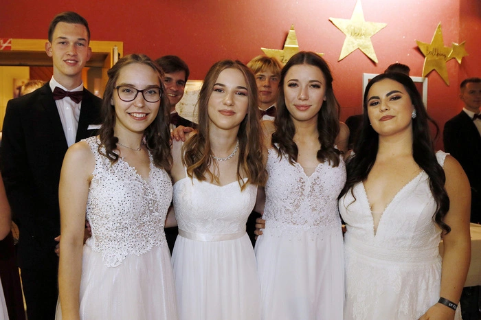 Die "Ballsprecher" Sophie Spanner und Constantin Riffel begrüßten viele Ballgäste aus der Oststeiermark.