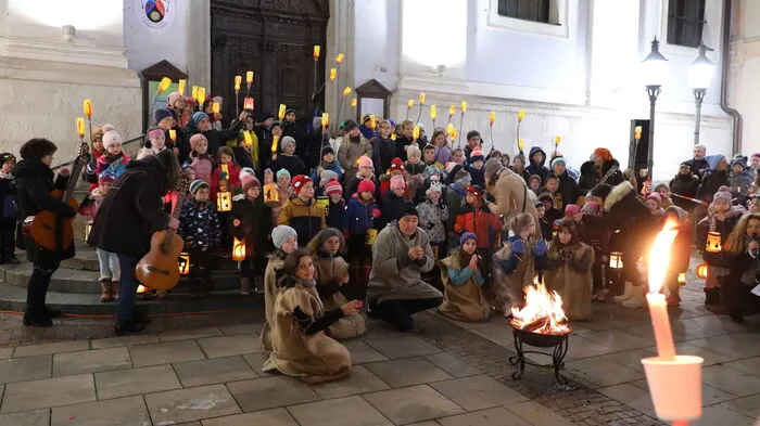 Hunderte Kinder folgten auch heuer der Einladung zum Martinsspiel der Stadtpfarre Leoben St. Xaver und erlebten am Rathausplatz, am Kirchplatz und in der Stadtpfarrkirche St. Xaver ein stimmungsvolles, bewegendes und berührendes Spektakel der besonderen Art.