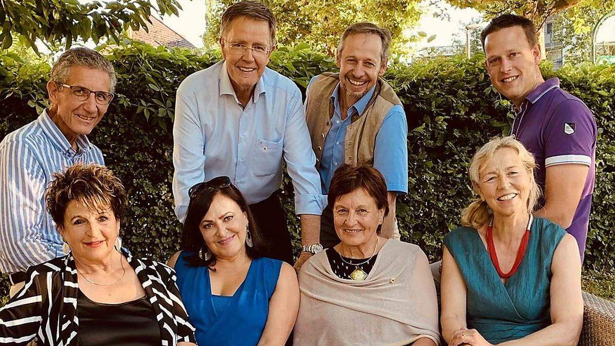 Das neue Team:  Wilma Warmuth, Irmgard Krenn, Erna Printschler und Ingrid Bachler (vorne von links);  Michael Trötzmüller, Gert Köstinger, Helmut Wachernig und Willi Mitterdorfer (hinten von links) 