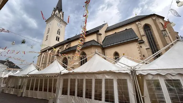 Das Villacher Kirchtags-Festgelände musste am Freitag wegen eines herannahenden Unwetters geräumt werden