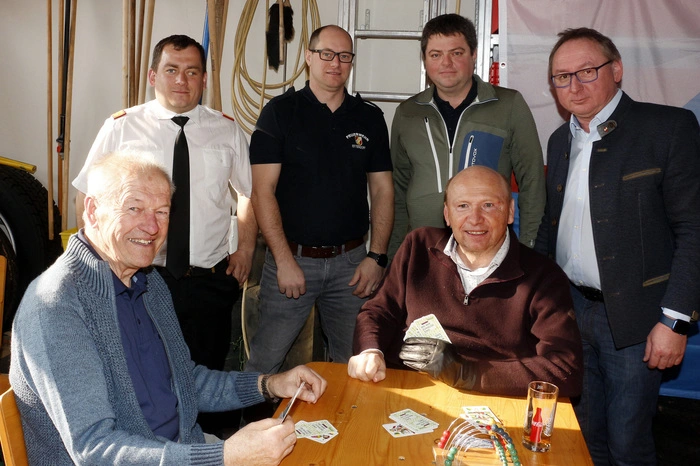 Wehrkommandant Hans-Jörg Wagner und sein Stellvertreter Martin Stefan konnten am Kartentisch auch zahlreiche Ehrengäste begrüßen.
