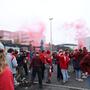 GAK-Fans fiebern dem Anpfiff vor dem Stadion entgegen