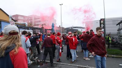 GAK-Fans fiebern dem Anpfiff vor dem Stadion entgegen